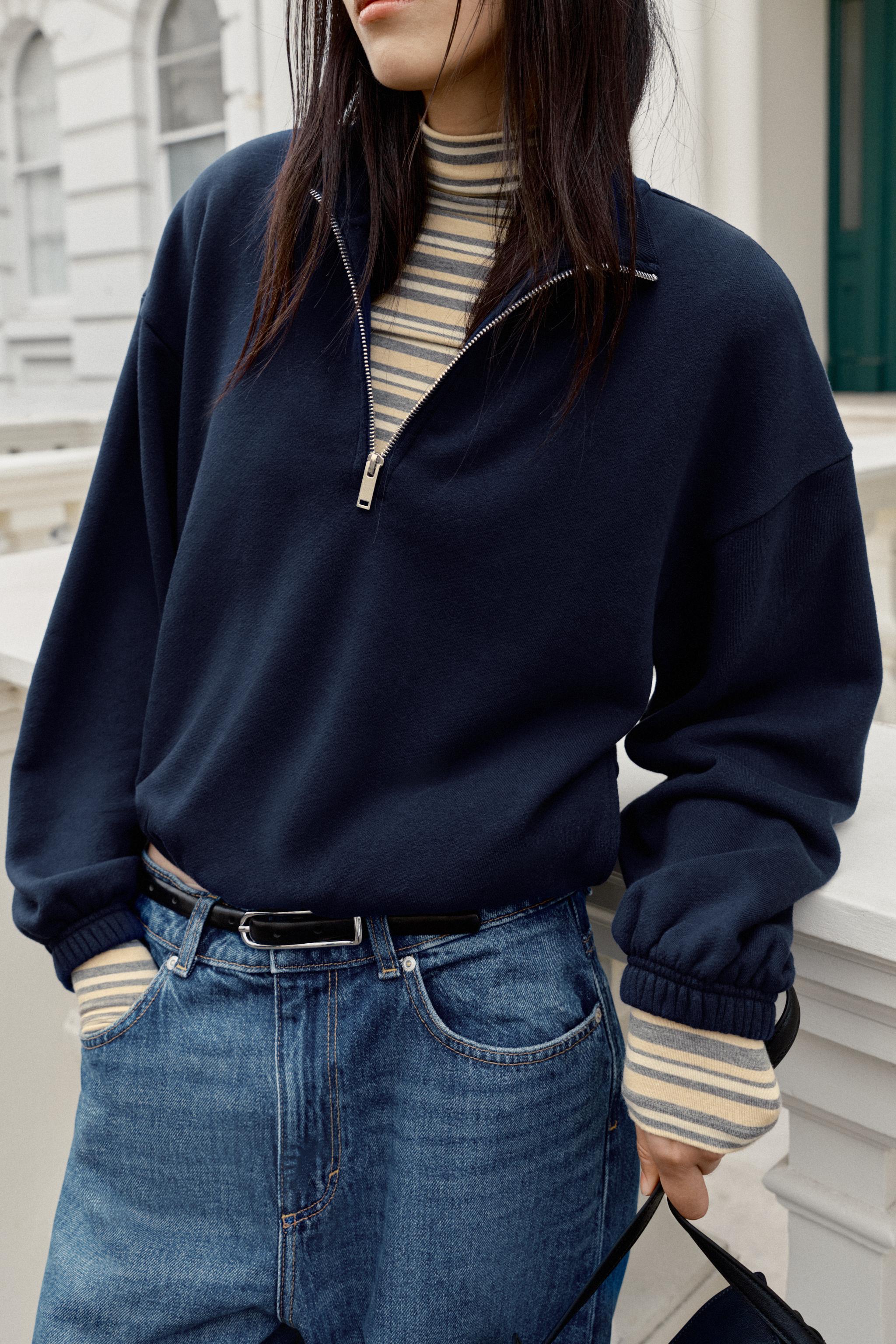 METALLIC ZIPPER SWEATSHIRT